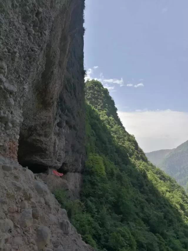 西北有座靈鷲山,山上有座靈鷲寺,乃蘆山八景之首