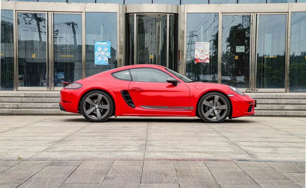 车身侧面,保时捷完美的跑车造型令人过目不忘.