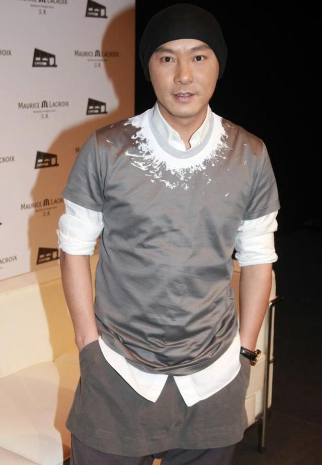 张卫健|张卫健尽孝心留港半年照顾82岁母亲，婚后无子女过亿房产夫妻共享