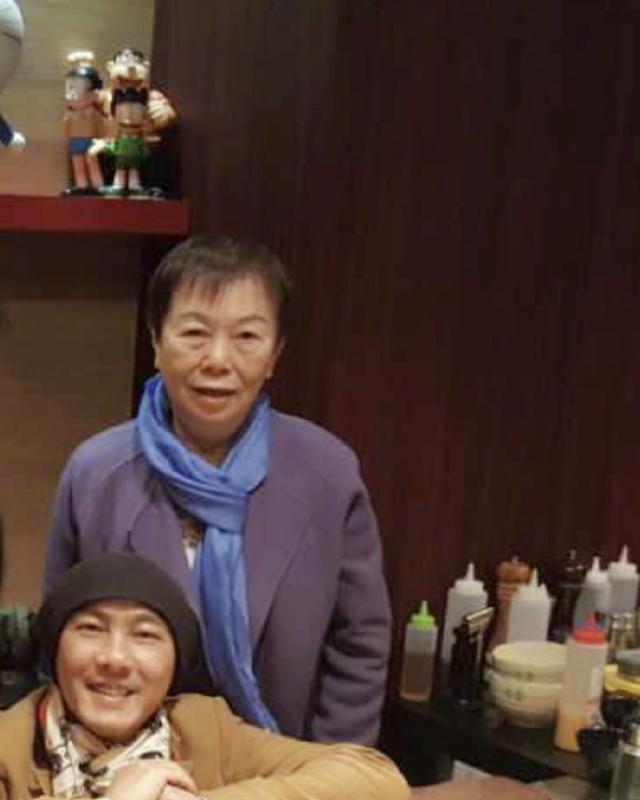 张卫健|张卫健尽孝心留港半年照顾82岁母亲，婚后无子女过亿房产夫妻共享