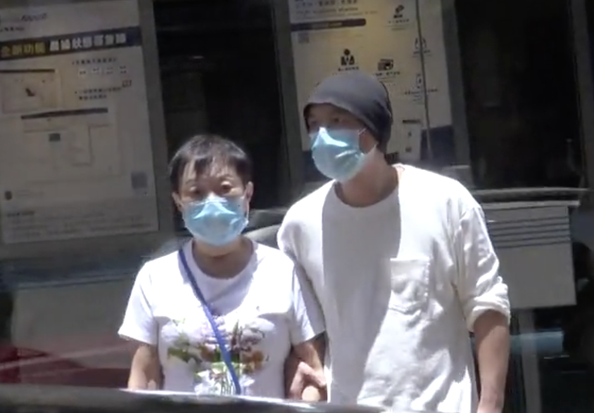 张卫健|张卫健尽孝心留港半年照顾82岁母亲，婚后无子女过亿房产夫妻共享