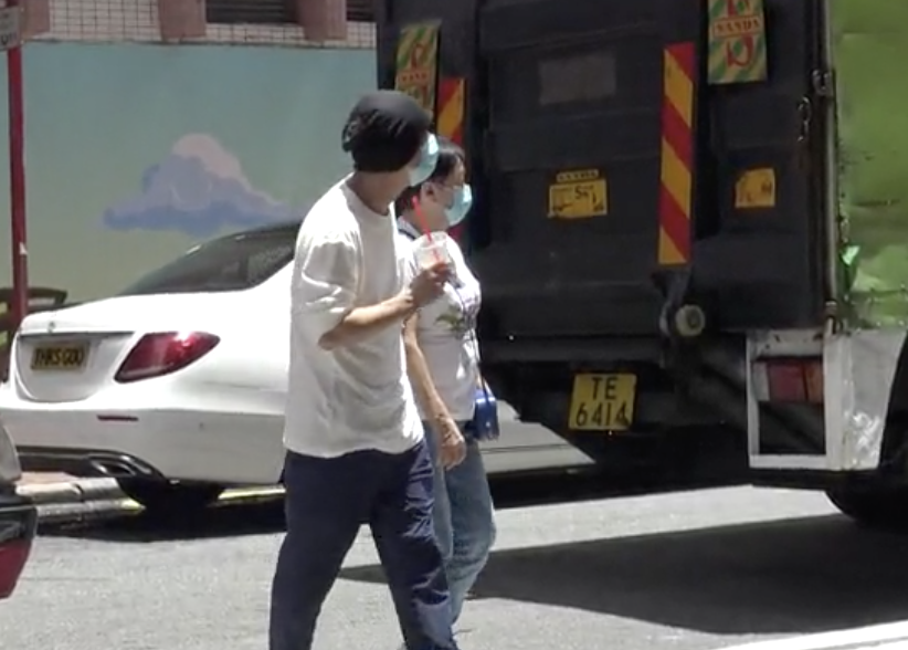 张卫健|张卫健尽孝心留港半年照顾82岁母亲，婚后无子女过亿房产夫妻共享