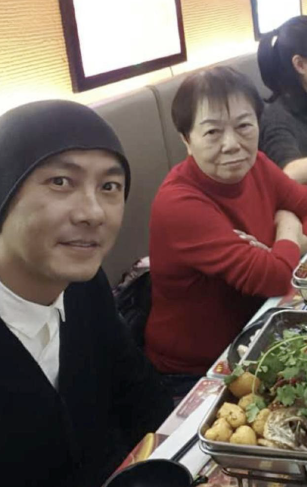 张卫健|张卫健尽孝心留港半年照顾82岁母亲，婚后无子女过亿房产夫妻共享