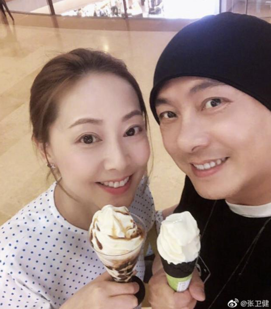 张卫健|张卫健尽孝心留港半年照顾82岁母亲，婚后无子女过亿房产夫妻共享