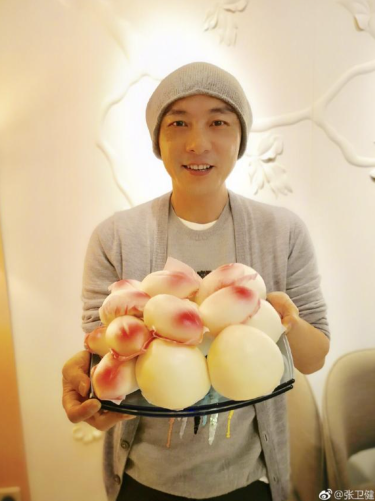 张卫健|张卫健尽孝心留港半年照顾82岁母亲，婚后无子女过亿房产夫妻共享