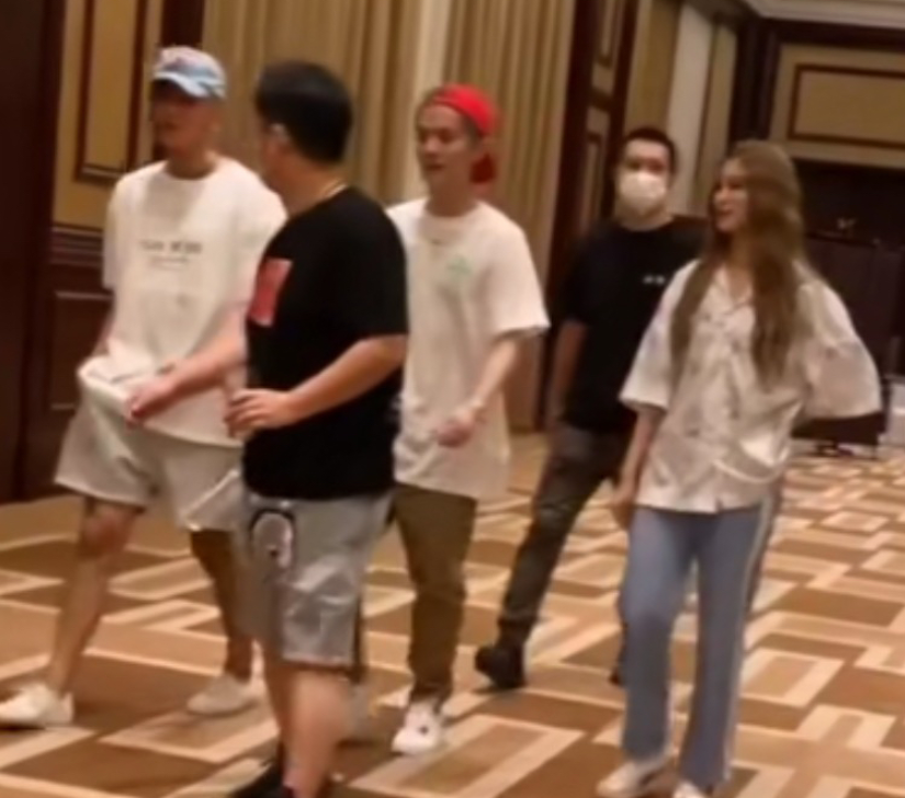 徐艺洋|《创造营》庆功宴，黄子韬徐艺洋一起出席，谁注意徐艺洋的表情