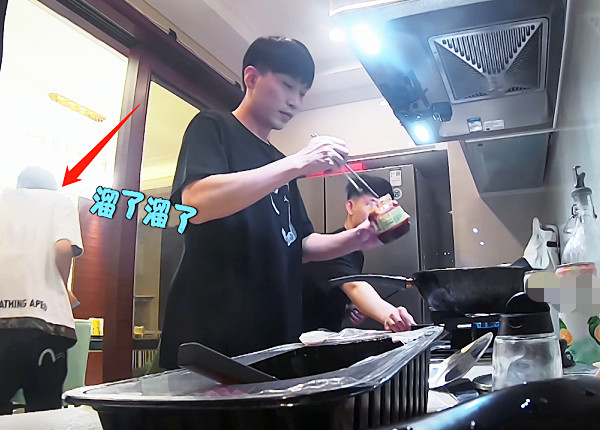 何九华往油锅里加酱料一旁秦霄贤的举动抢镜怕是忘了有镜头