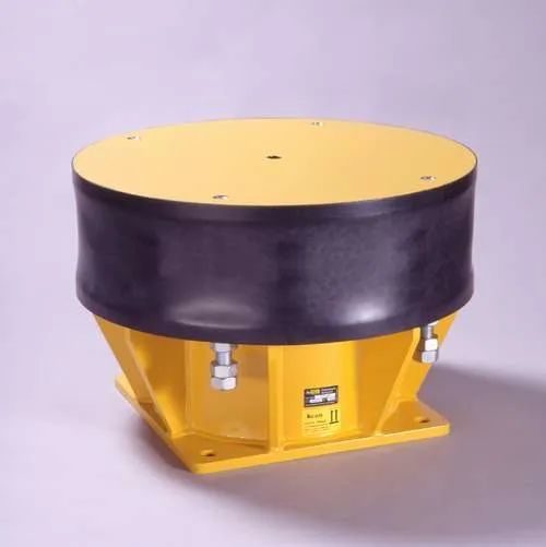 充分可预压缩的压力机用弹簧隔振器