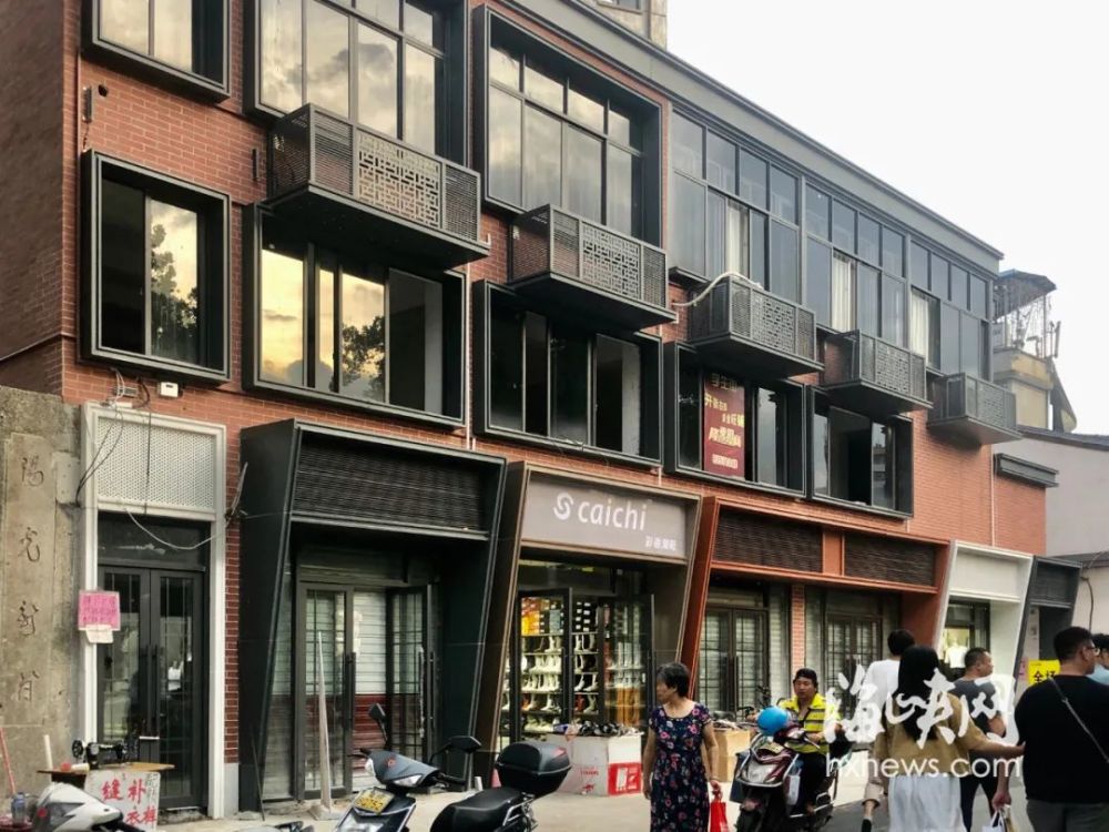 是改造之后的学生街各商铺的标配统一的复古红砖墙统一的大门,统一的