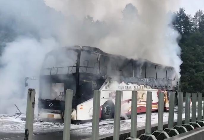 高速路上大客车自燃,车上有52名乘客,司机一举动让所有人死里逃生
