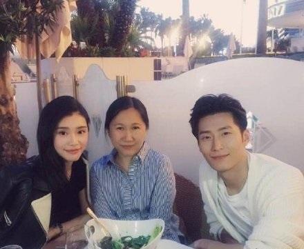 何鸿燊|赌王何鸿燊丧礼举行，窦骁随何超莲一起现身，疑证实两人结婚传闻