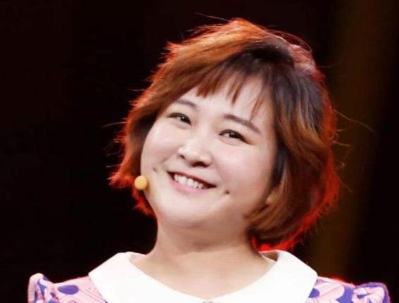 春晚|她曾上过4次春晚不红，是冯巩的“女儿”，34岁时被贾玲带红