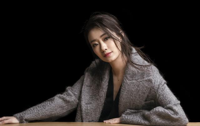 春晚|她曾上过4次春晚不红，是冯巩的“女儿”，34岁时被贾玲带红