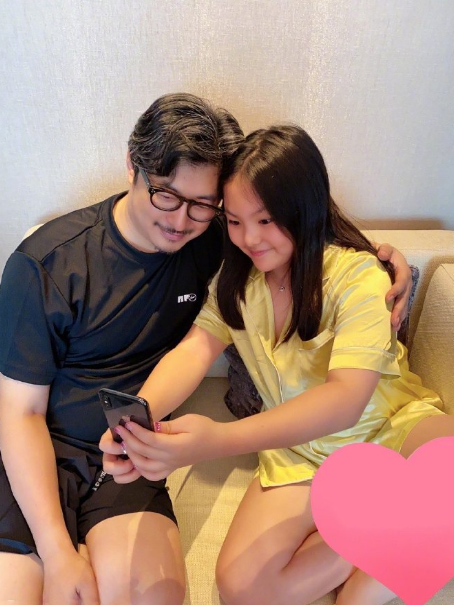 王诗龄|李湘晒老公女儿尬舞，王诗龄腰身比爸爸还粗壮，双手叉腰依旧自信