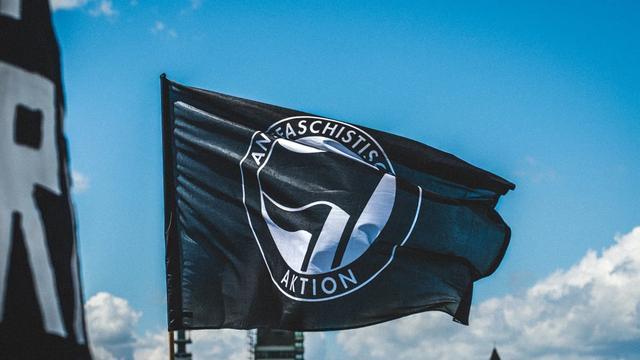 安提法不过就是个符号而目前,因为美国白人警察残杀