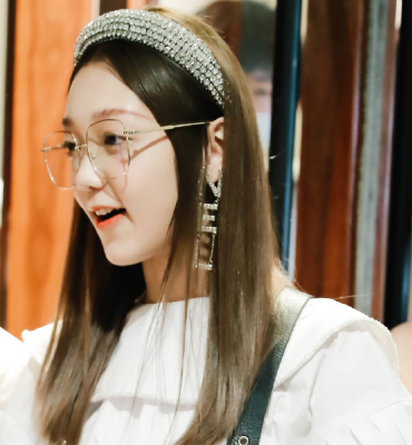 硬糖少女坐着直播时谁注意薇娅给她们准备了啥太暖心了