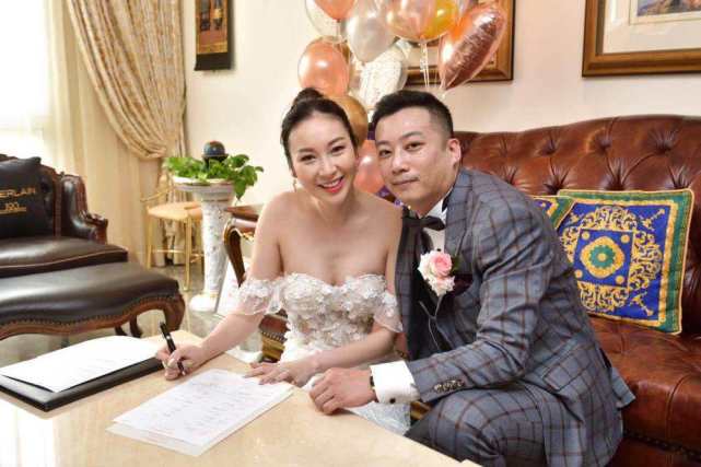 原来在普吉岛的时候,庄思敏的老公就专门细心炮制了一个求婚仪式,可是