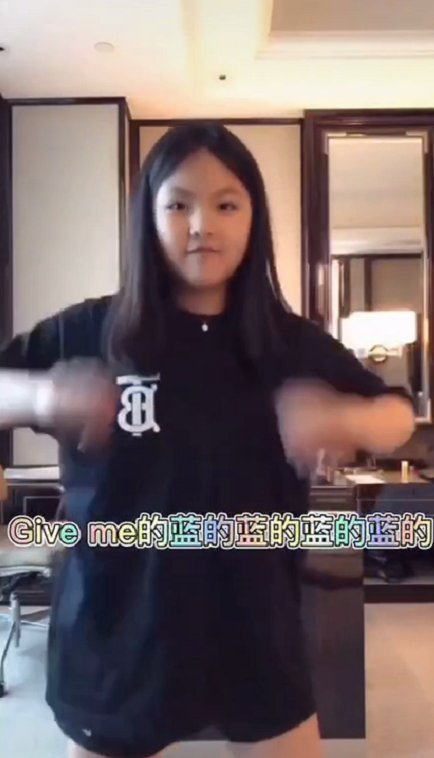 王诗龄|李湘晒老公女儿尬舞，王诗龄腰身比爸爸还粗壮，双手叉腰依旧自信