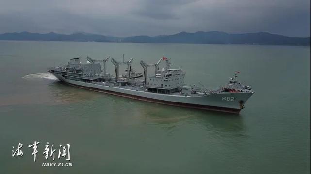 码头,海军鄱阳湖舰光荣退役;7月7日,在湛江某军港码头,海军云台山舰