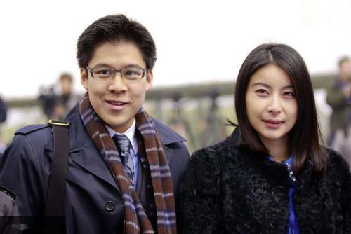 霍启刚|霍启刚发文感谢家人支持，三个孩子看爸爸直播，超朴实豪宅客厅首曝光