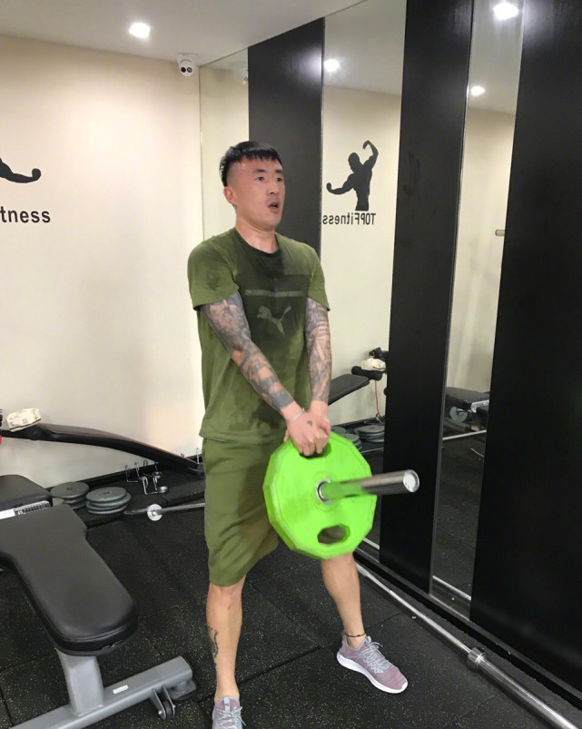 王永珀说年轻的时候,自己很能吃,也这是为什么他的身材偏胖的原因.