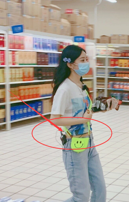 赵丽颖任性尝试低腰裤看清路人镜头下的腰上帝也捏不出第二个