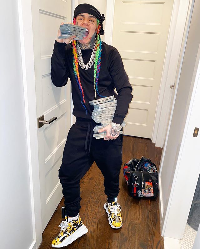 美国24岁说唱歌手百无聊赖美金贴全身遮体电子脚镣仍难离