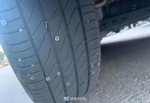 东莞一货车洒落大量螺丝钉超百辆车被扎胎