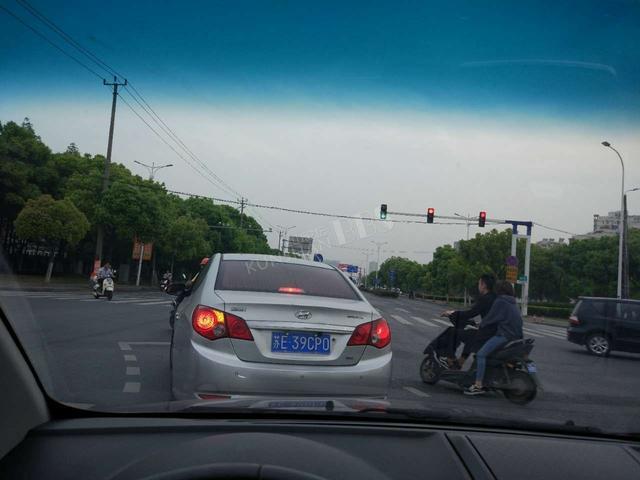 有的司机等红灯为啥一直踩着刹车?内行人:这样的基本都是老司机