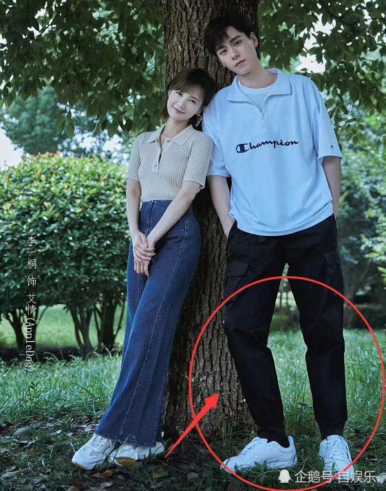 挚爱的曝双人海报同框165李一桐谁注意胡一天的合照姿势