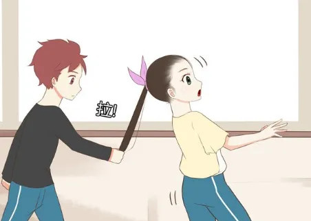 搞笑疯人你喜欢她就扯她辫子女孩你这是在玩火