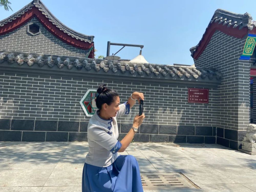 导游每次带团旅游总是被"呼来唤去拍照,因此,铸就了导游的一身摄影好