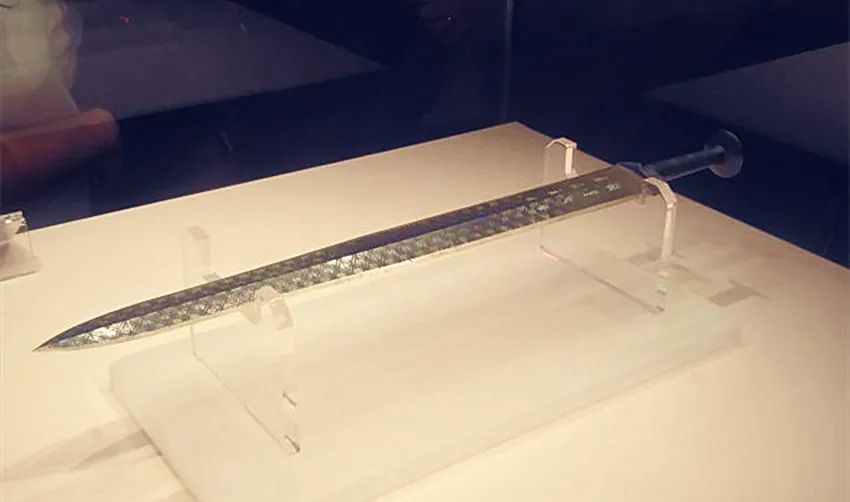 越王勾践剑|出土时锋利无比，做工像现代工艺，古人是如何造出越王勾践剑的？