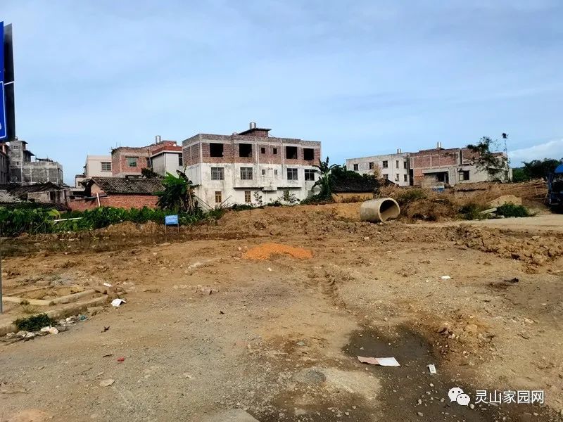 灵山荔香大道沙路段终于动工了!看来这次不用架天桥或挖地道了