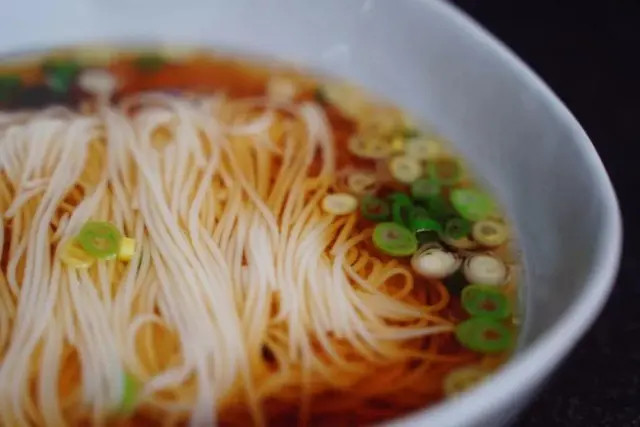 就算再忙也要记得好好吃饭只要5步的快手早餐葱香面