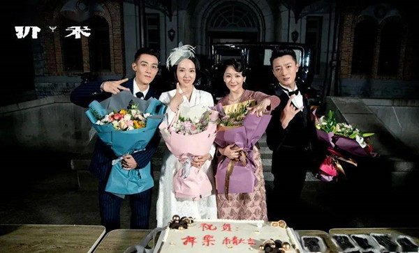 苏小玎|董璇新恋情曝光，与90后男星当街牵手搂抱，疑在一年前就暗生情愫