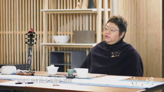 易立竞|揭万茜“假面”，让伊能静翻车，黄圣依在她面前收敛锋芒，易立竞何方神圣？