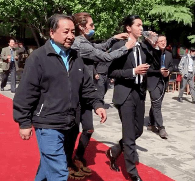 吴亦凡|当吴亦凡和姜昆同框后：前者喝水都要伺候，后者连个助理都没有