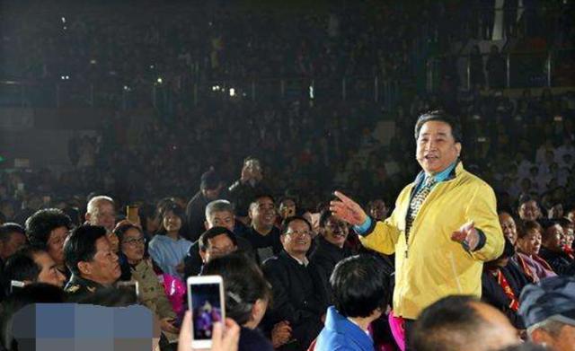 吴亦凡|当吴亦凡和姜昆同框后：前者喝水都要伺候，后者连个助理都没有