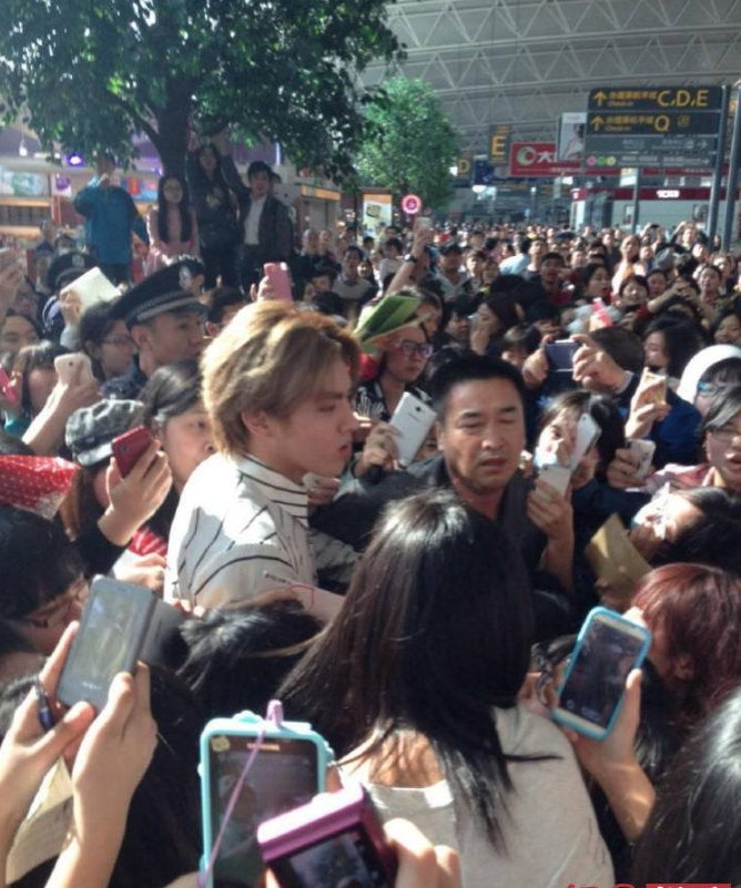 吴亦凡|当吴亦凡和姜昆同框后：前者喝水都要伺候，后者连个助理都没有