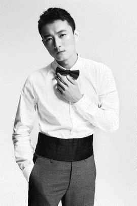 董璇|董璇恋情疑曝光！与小10岁男星搂腰牵手，男方把她逼到角落亲昵