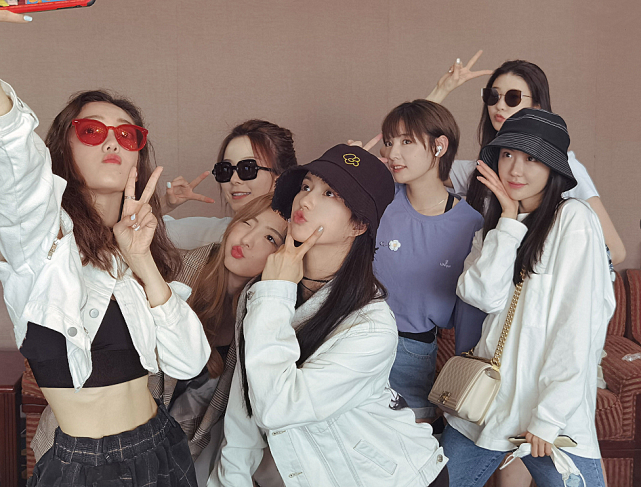 硬糖少女最新合照曝光被张艺凡的手腕吓到真不是p的吗