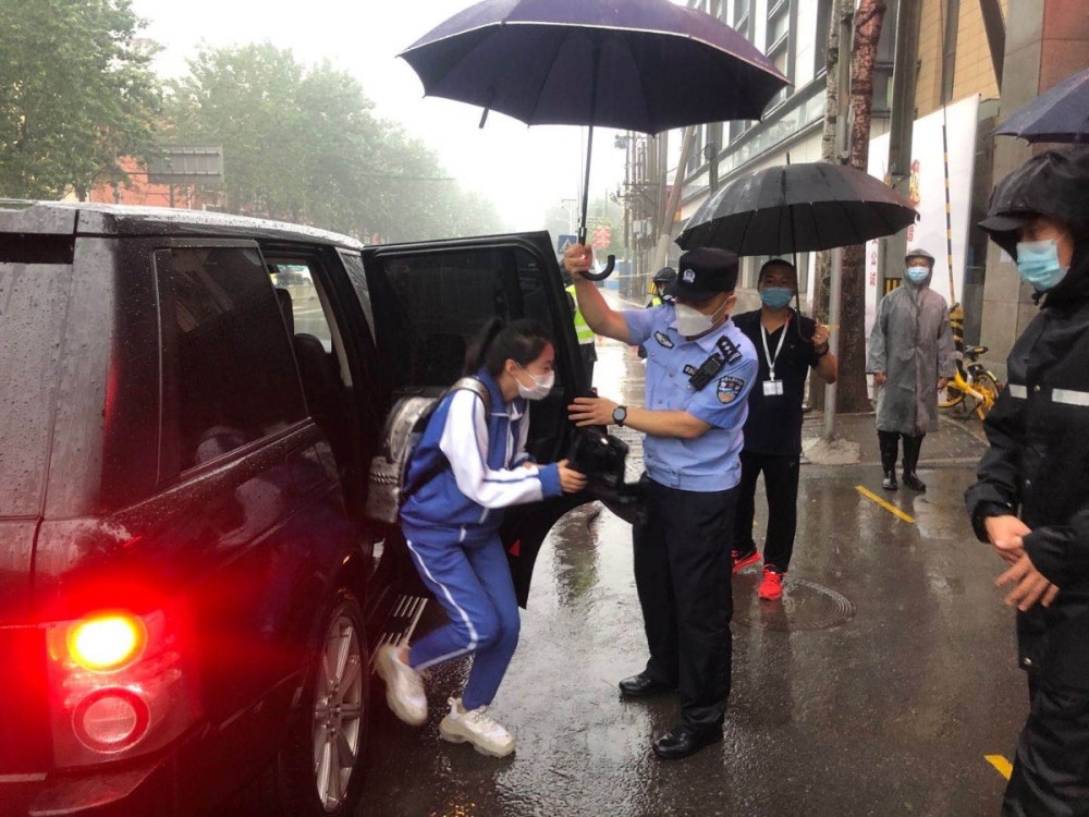 北京101中学|今早，北京101中学考点积水没脚踝！警官跪地排水……