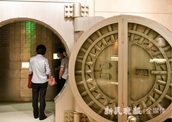 博物馆里面,复制了曾经的远东第一金库——原上海中央银行金库大门