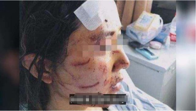 丈夫当街暴打妻子致吐血 小孩哭喊 不要打妈妈 都吐血了 小孩 妻子