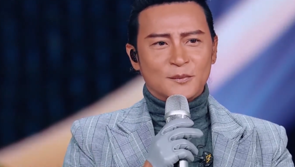 陈志朋造型又火了红口罩斜挎包穿拖鞋走机场大秀舞姿滑稽俏皮