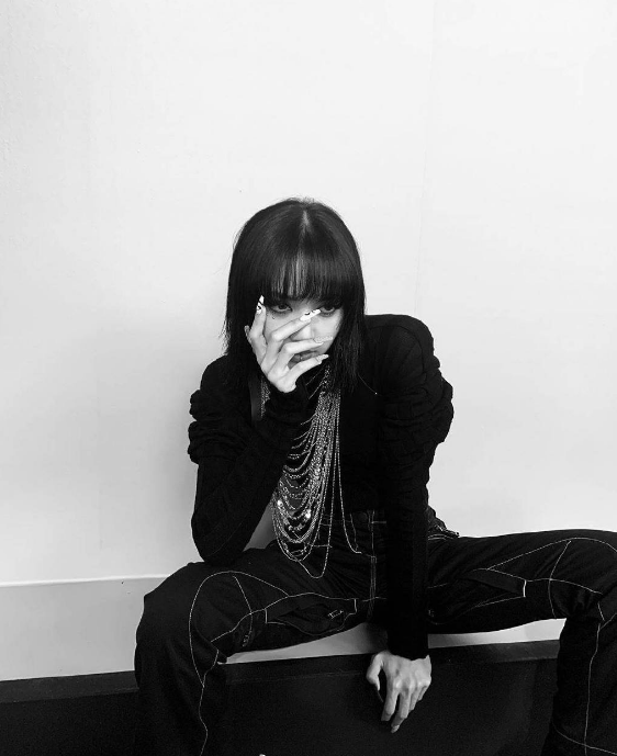 lisa对自己真狠剪短发打唇钉挑战新造型这效果简直要命了