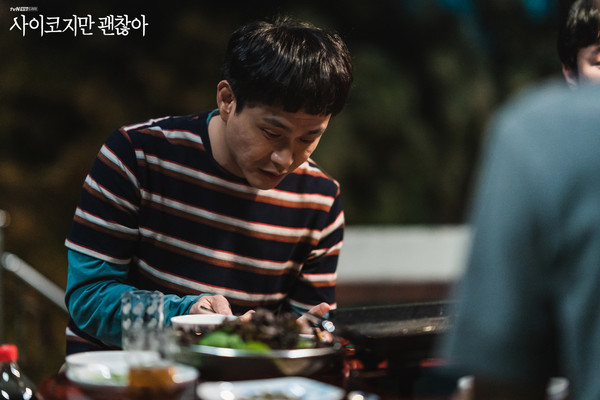 文尚泰都穿横条纹服装.(图/翻摄自《虽然是精神病但没关系》官网)