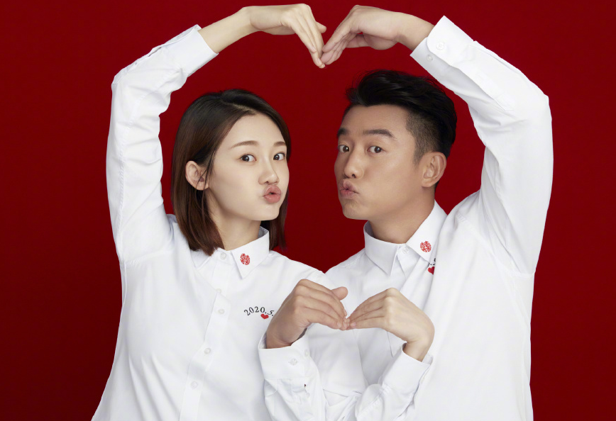 苗苗|郑恺老婆苗苗戴草帽穿拖鞋割草，自称花园少女，身姿灵活毫无孕相