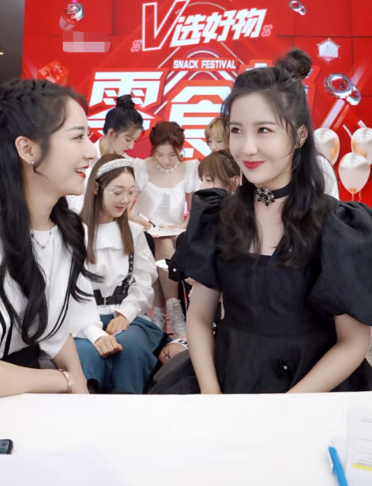 硬糖少女约好穿白衣裳,却忘了通知王艺瑾,结果美成全场最亮眼的人